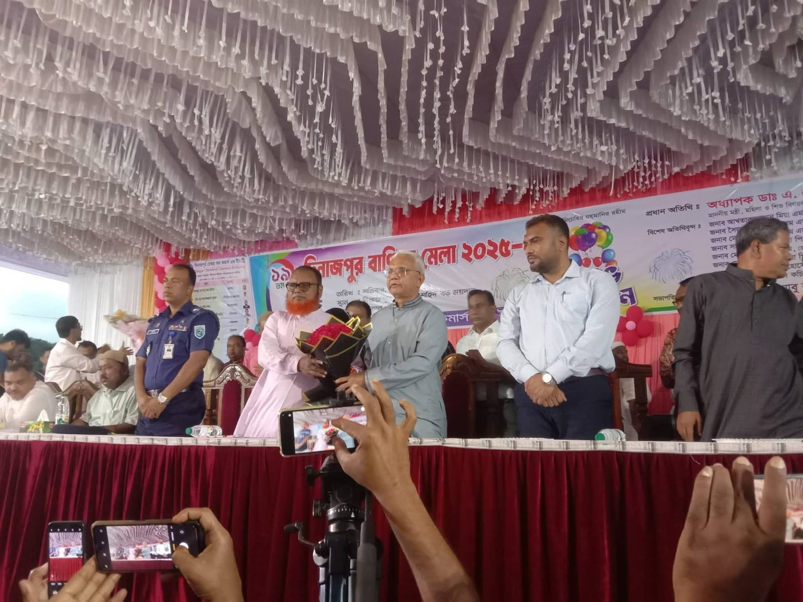 মেলা উদ্বোধন উপলক্ষ্যে মাননীয় মন্ত্রী মহোদয়কে ফুলেল শুভেচ্ছা
