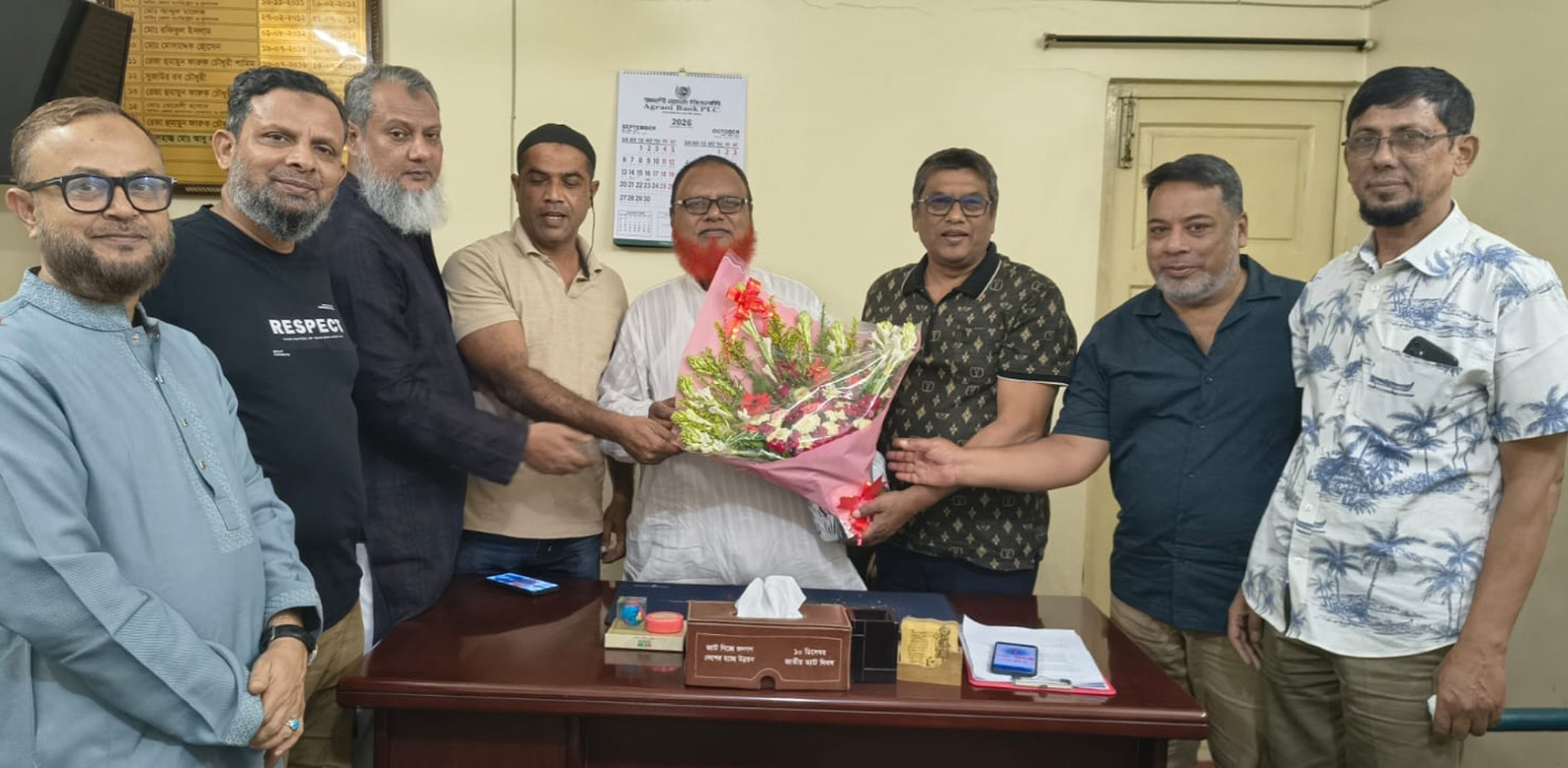 দিনাজপুর চেম্বার অব কমার্স এন্ড ইন্ডাস্ট্রি’র সম্মানিত সভাপতি আলহাজ্ব মোঃ আবু বকর ছিদ্দীককে ফুলেল  শুভেচ্ছা ও অভিনন্দন।